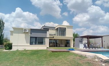 VENTA CASA 4 DORMITORIOS SALIDA A LA LAGUNA SAN SEBASTIAN PILAR OPORTUNIDAD DE INVERSION