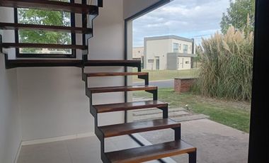 VENTA CASA 4 DORMITORIOS SALIDA A LA LAGUNA SAN SEBASTIAN PILAR OPORTUNIDAD DE INVERSION