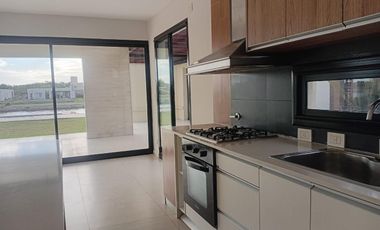 VENTA CASA 4 DORMITORIOS SALIDA A LA LAGUNA SAN SEBASTIAN PILAR OPORTUNIDAD DE INVERSION