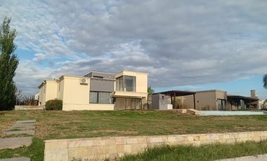 VENTA CASA 4 DORMITORIOS SALIDA A LA LAGUNA SAN SEBASTIAN PILAR OPORTUNIDAD DE INVERSION