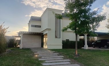 VENTA CASA 4 DORMITORIOS SALIDA A LA LAGUNA SAN SEBASTIAN PILAR OPORTUNIDAD DE INVERSION