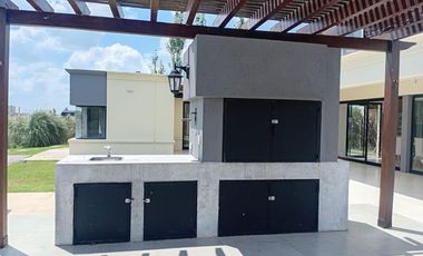 VENTA CASA 4 DORMITORIOS SALIDA A LA LAGUNA SAN SEBASTIAN PILAR OPORTUNIDAD DE INVERSION
