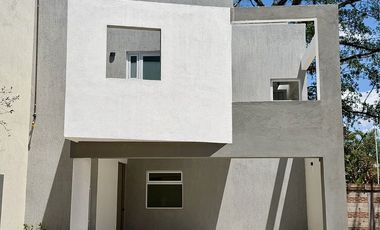 Casa en venta en Coatepec – Diseño vanguardista, habitación en PB y Roof garden