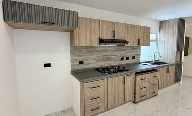 Casa en venta en Coatepec – Diseño vanguardista, habitación en PB y Roof garden