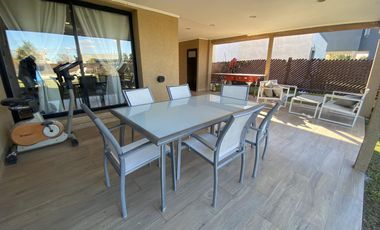 VENTA CASA DE CALIDAD 2 DORMITORIOS CON PILETA EN PUNTA CHACRA