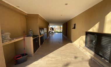 VENTA CASA DE CALIDAD 2 DORMITORIOS CON PILETA EN PUNTA CHACRA