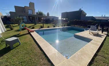 VENTA CASA DE CALIDAD 2 DORMITORIOS CON PILETA EN PUNTA CHACRA