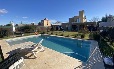 VENTA CASA DE CALIDAD 2 DORMITORIOS CON PILETA EN PUNTA CHACRA