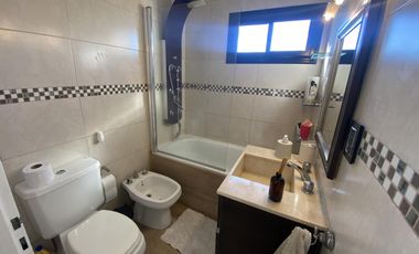 VENTA CASA DE CALIDAD 2 DORMITORIOS CON PILETA EN PUNTA CHACRA