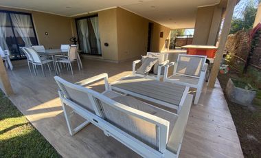 VENTA CASA DE CALIDAD 2 DORMITORIOS CON PILETA EN PUNTA CHACRA