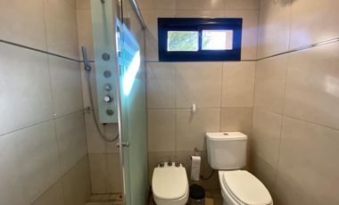 VENTA CASA DE CALIDAD 2 DORMITORIOS CON PILETA EN PUNTA CHACRA