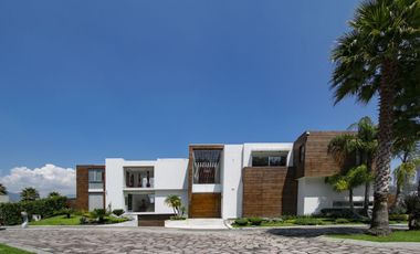 RESIDENCIA CON JARDIN EN VENTA EN BOSQUE REAL