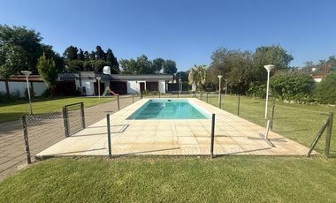 VENTA - CASA DE 5 DORMITORIOS CON QUINCHO, DEPARTAMENTO Y PILETA EN EL CENTRO DE FUNES