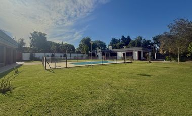 VENTA - CASA DE 5 DORMITORIOS CON QUINCHO, DEPARTAMENTO Y PILETA EN EL CENTRO DE FUNES