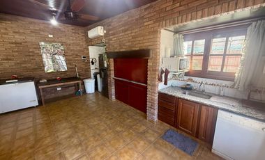 VENTA - CASA DE 5 DORMITORIOS CON QUINCHO, DEPARTAMENTO Y PILETA EN EL CENTRO DE FUNES