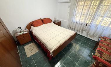 VENTA - CASA DE 5 DORMITORIOS CON QUINCHO, DEPARTAMENTO Y PILETA EN EL CENTRO DE FUNES