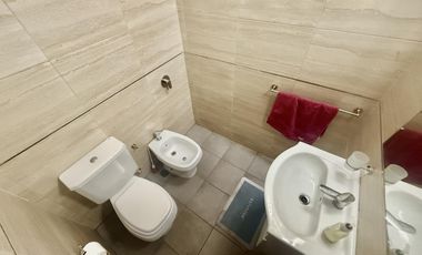 VENTA - CASA DE 5 DORMITORIOS CON QUINCHO, DEPARTAMENTO Y PILETA EN EL CENTRO DE FUNES