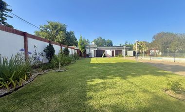 VENTA - CASA DE 5 DORMITORIOS CON QUINCHO, DEPARTAMENTO Y PILETA EN EL CENTRO DE FUNES