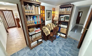 VENTA - CASA DE 5 DORMITORIOS CON QUINCHO, DEPARTAMENTO Y PILETA EN EL CENTRO DE FUNES