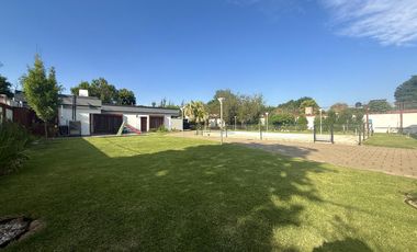 VENTA - CASA DE 5 DORMITORIOS CON QUINCHO, DEPARTAMENTO Y PILETA EN EL CENTRO DE FUNES