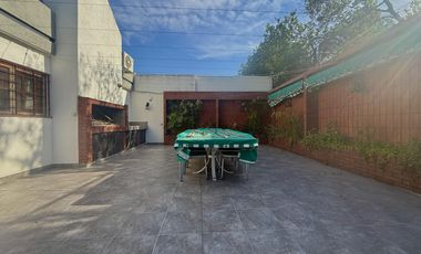 VENTA - CASA DE 5 DORMITORIOS CON QUINCHO, DEPARTAMENTO Y PILETA EN EL CENTRO DE FUNES