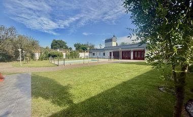 VENTA - CASA DE 5 DORMITORIOS CON QUINCHO, DEPARTAMENTO Y PILETA EN EL CENTRO DE FUNES