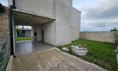 Casa en construcción y quincho terminado.