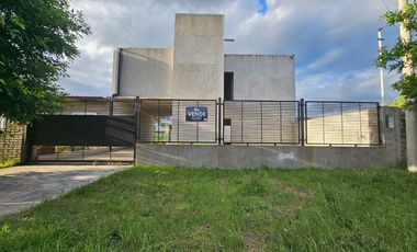 Casa en construcción y quincho terminado.