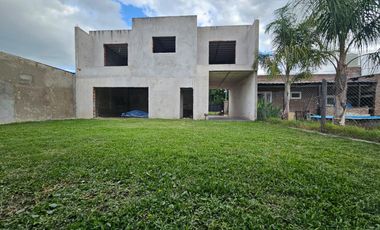 Casa en construcción y quincho terminado.