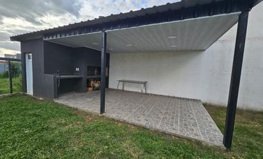 Casa en construcción y quincho terminado.