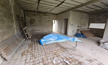 Casa en construcción y quincho terminado.