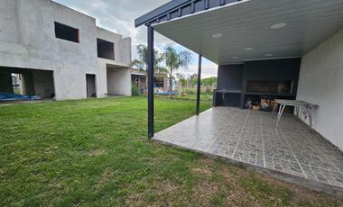 Casa en construcción y quincho terminado.