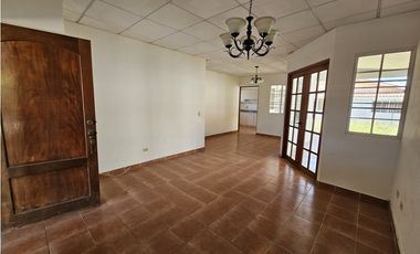 Venta/Alquiler de casa en Brisas de Guayacanes, Chitré