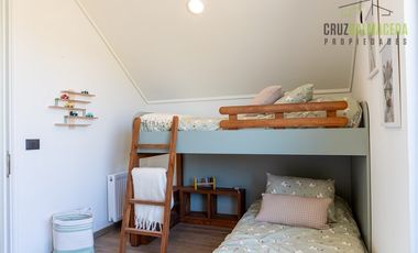 Casa en Arriendo en Nueva, en condominio urbano, 3 dormitorios + estar y subterráneo con jardín.