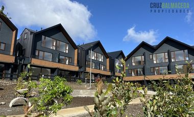 Casa en Arriendo en Nueva, en condominio urbano, 3 dormitorios + estar y subterráneo con jardín.