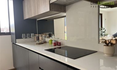 Casa en Arriendo en Nueva, en condominio urbano, 3 dormitorios + estar y subterráneo con jardín.