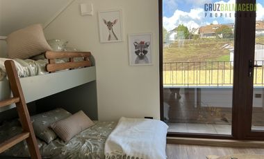 Casa en Arriendo en Nueva, en condominio urbano, 3 dormitorios + estar y subterráneo con jardín.