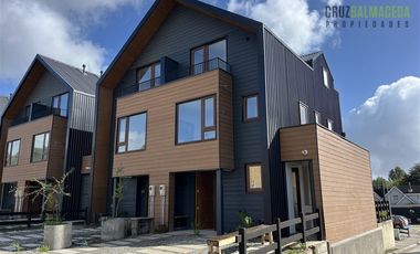 Casa en Arriendo en Nueva, en condominio urbano, 3 dormitorios + estar y subterráneo con jardín.