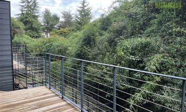 Casa en Arriendo en Nueva, en condominio urbano, 3 dormitorios + estar y subterráneo con jardín.