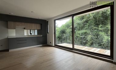 Casa en Arriendo en Nueva, en condominio urbano, 3 dormitorios + estar y subterráneo con jardín.