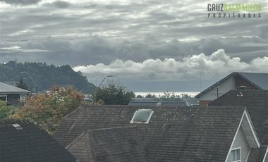 Casa en Arriendo en Nueva, en condominio urbano, 3 dormitorios + estar y subterráneo con jardín.