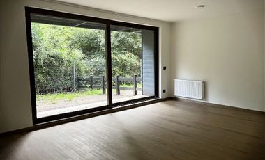 Casa en Arriendo en Nueva, en condominio urbano, 3 dormitorios + estar y subterráneo con jardín.