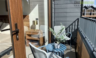 Casa en Arriendo en Nueva, en condominio urbano, 3 dormitorios + estar y subterráneo con jardín.