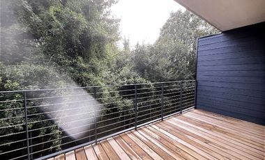 Casa en Arriendo en Nueva, en condominio urbano, 3 dormitorios + estar y subterráneo con jardín.