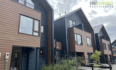 Casa en Arriendo en Nueva, en condominio urbano, 3 dormitorios + estar y subterráneo con jardín.