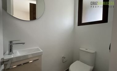 Casa en Arriendo en Nueva, en condominio urbano, 3 dormitorios + estar y subterráneo con jardín.