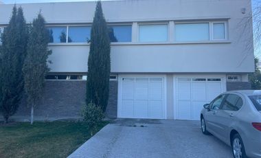 Casa en  barrio la isla