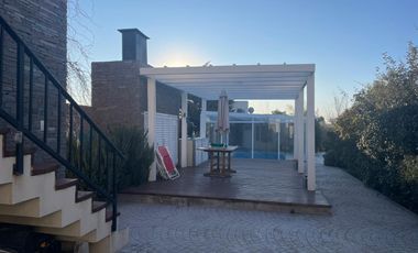 Casa en  barrio la isla