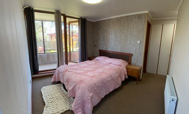 SE VENDE ACOGEDOR Y AMPLIO DPTO FRENTE AL LAGO VILLARICA