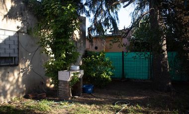 Casa de dos dormitorios con patio y garage en Lobos